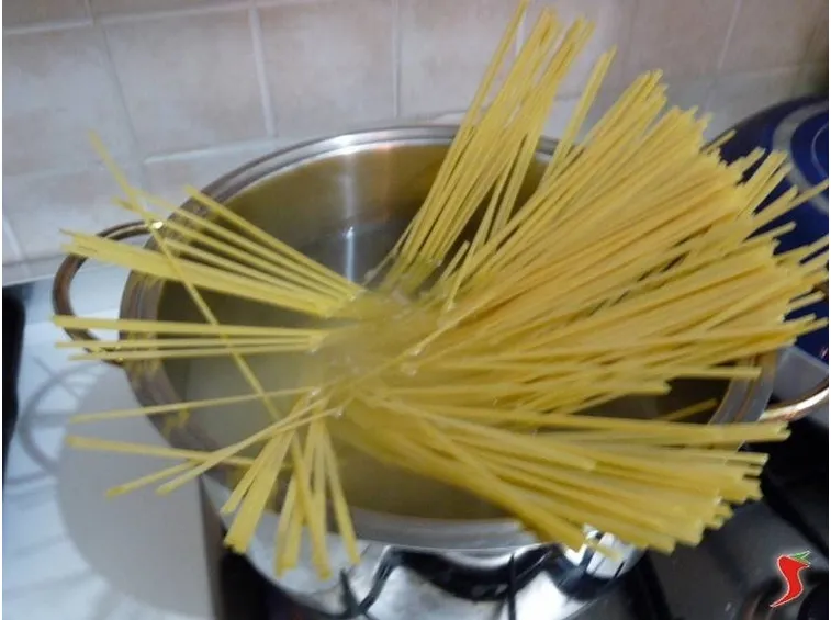 cuocio le linguine in abbondante acqua