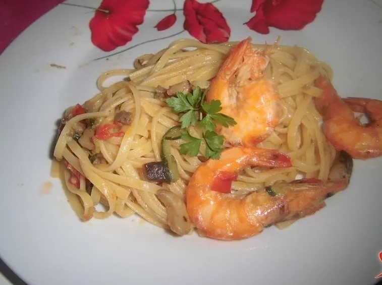 Linguine zucchine, gamberoni e porcini