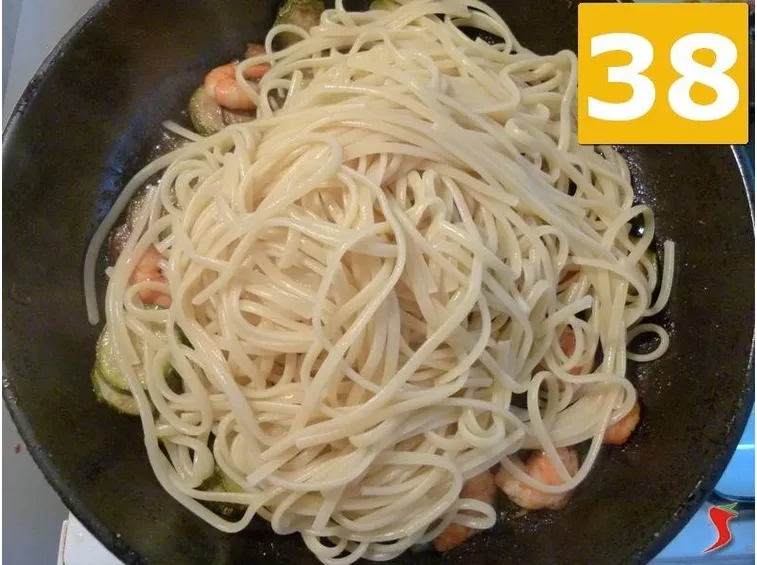 aggiungere la pasta al condimento