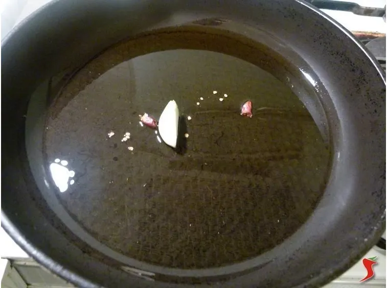 aglio e peperoncino in padella