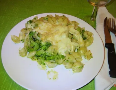 Pasta con i broccoli e mozzarella filante