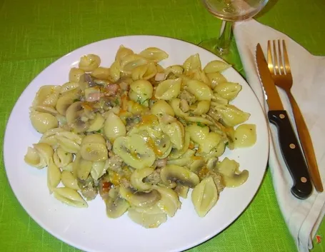 La pasta con funghi e salsicce