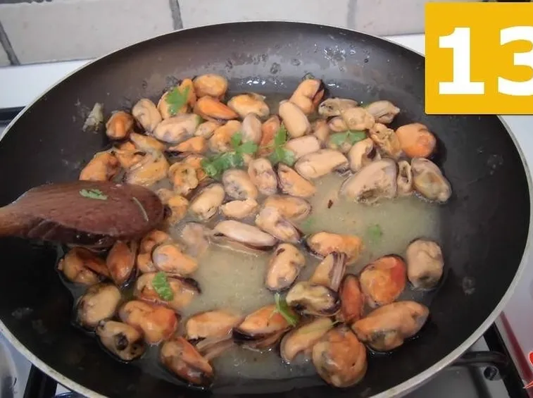Aggiungere le cozze al brodo