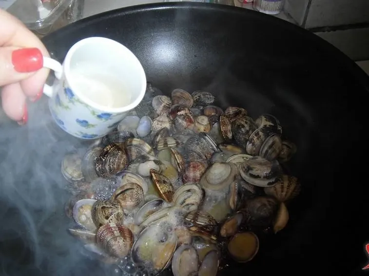 Sfumare con del vino bianco