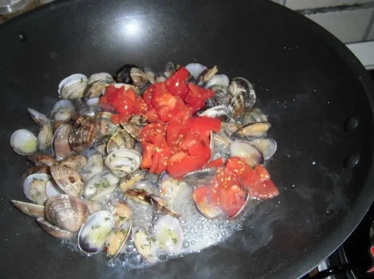 Aggiungere prezzemolo e pomodoro