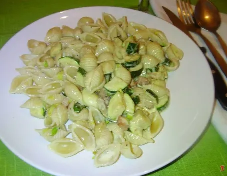 La pasta con panna e zucchine