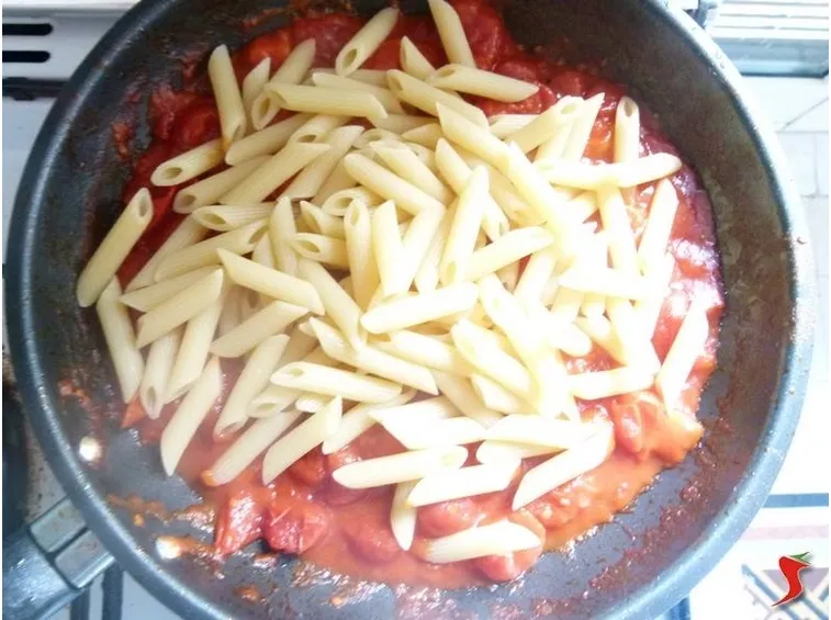 versare la pasta nel condimento
