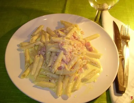 Le pennette con panna e prosciutto cotto