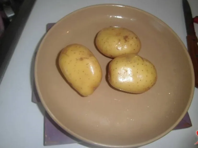 lavate e pelate le patate 