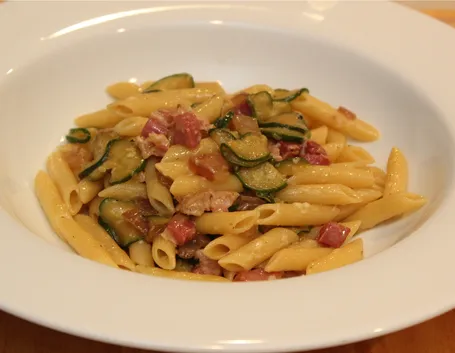 penne zucchine e pancetta
