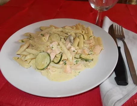 Le penne zucchine e salmone