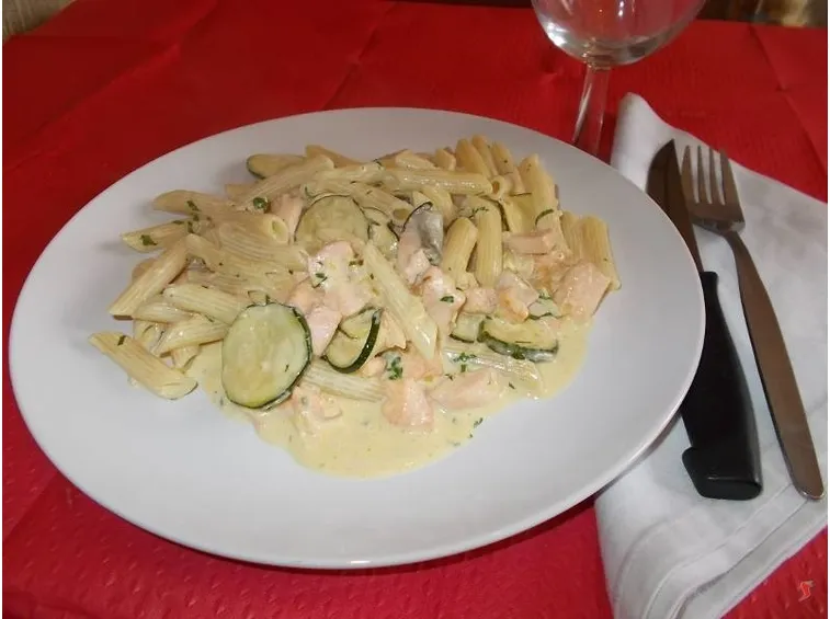 Le penne zucchine e salmone