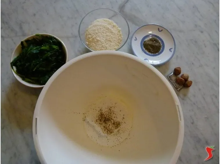 ingredienti ripieno in un recipiente