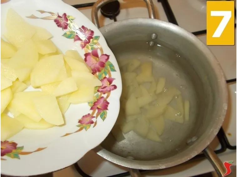 Lessare le patate e il porro