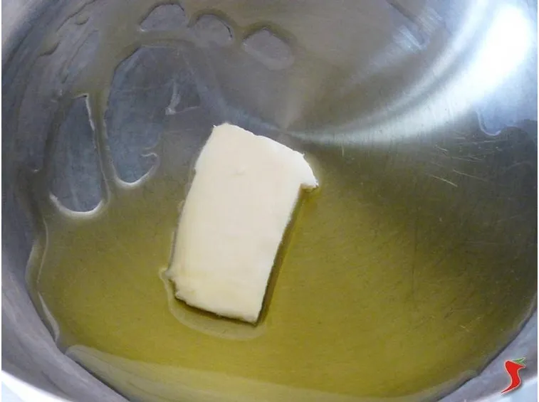 faccio scaldare l'olio con il burro