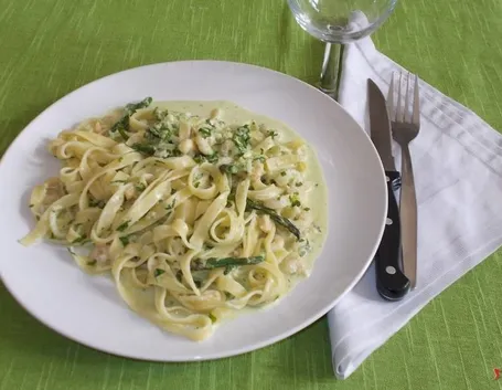 Le tagliatelle con asparagi e gamberetti