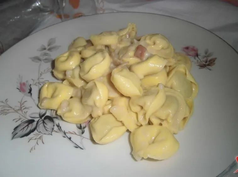 Tortellini con salsa di porcini 