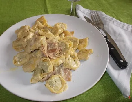 I tortellini panna e prosciutto crudo
