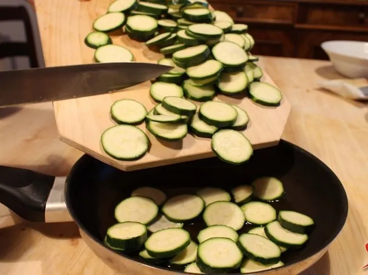 mettere le zucchine in padella