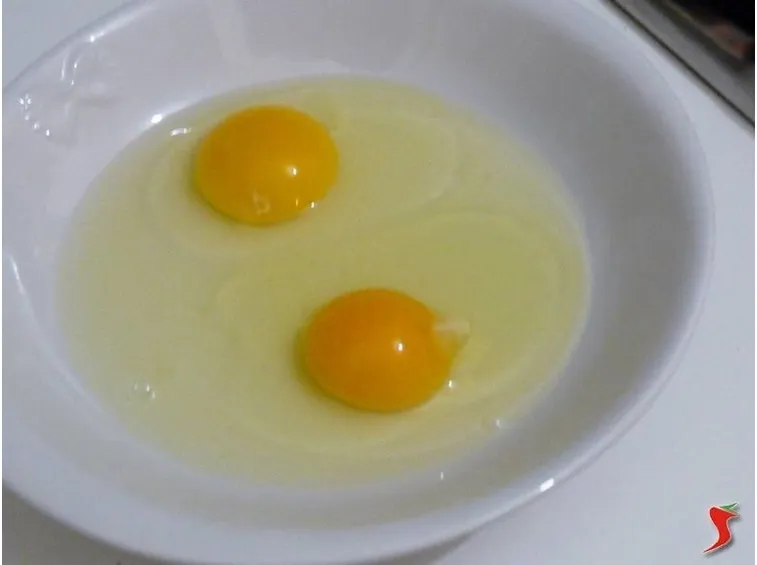 rompo le uova in una ciotola