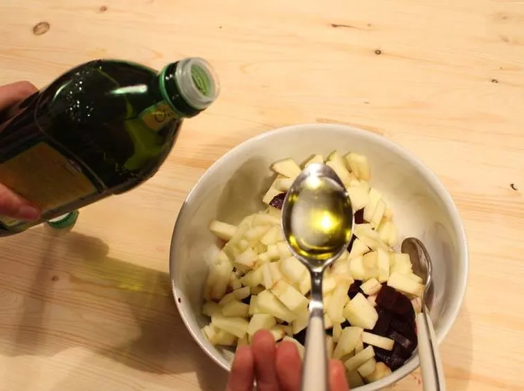 aggiungiamo 4 cucchiai d'olio