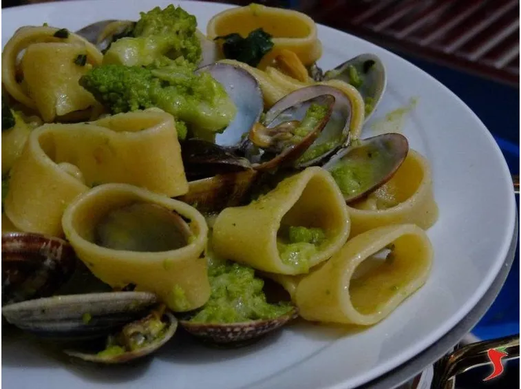 calamarata con broccolo e vongole