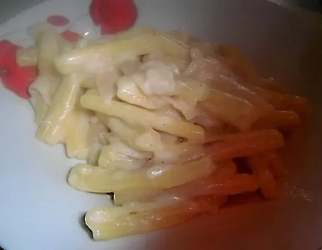 Pasta con besciamella al prosciutto