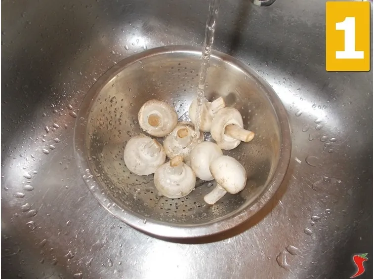 Lavorate i funghi champignon