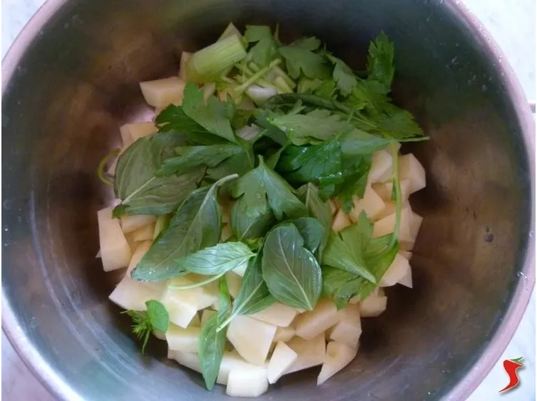 riporre le patate con il condimento in una pentola