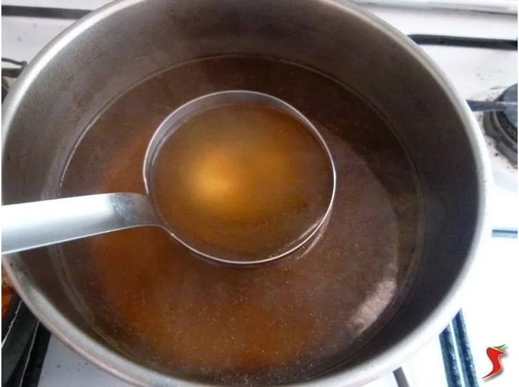 prelevare del brodo con un mestolo