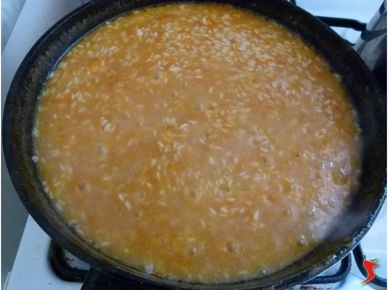 far asciugare l'acqua del brodo quando il riso sarà cotto