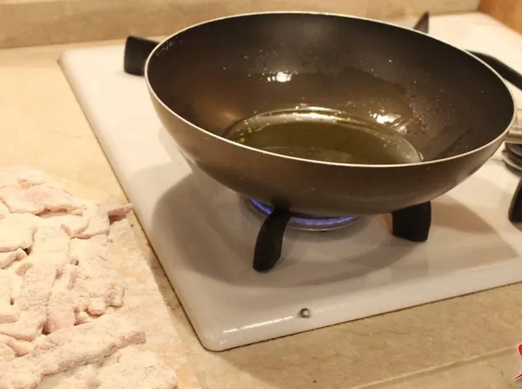 scaldiamo l'olio per rosolare