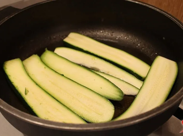 Far soffriggere le zucchine