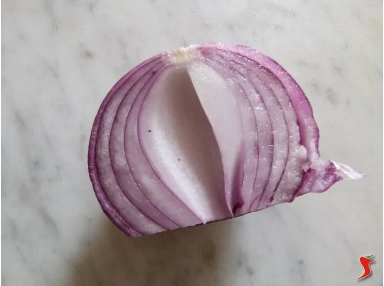dividere la cipolla a metà