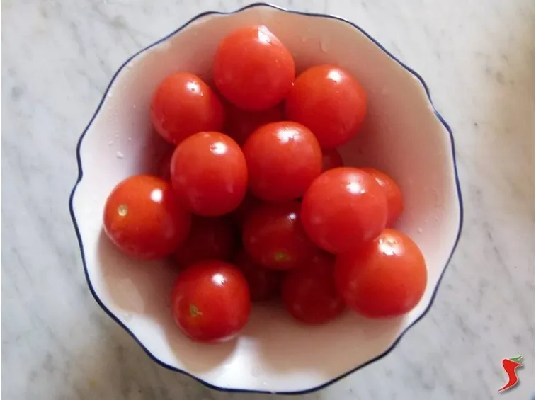tagliare i pomodori