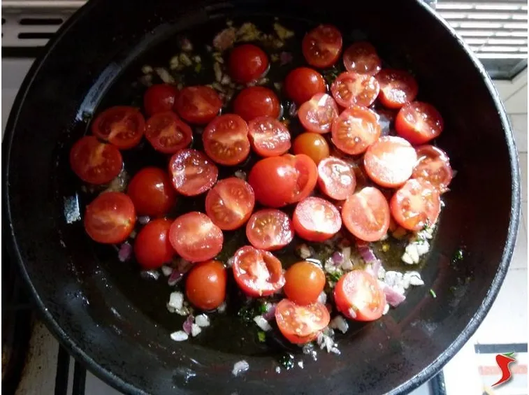 aggiungere i pomodori nella padella