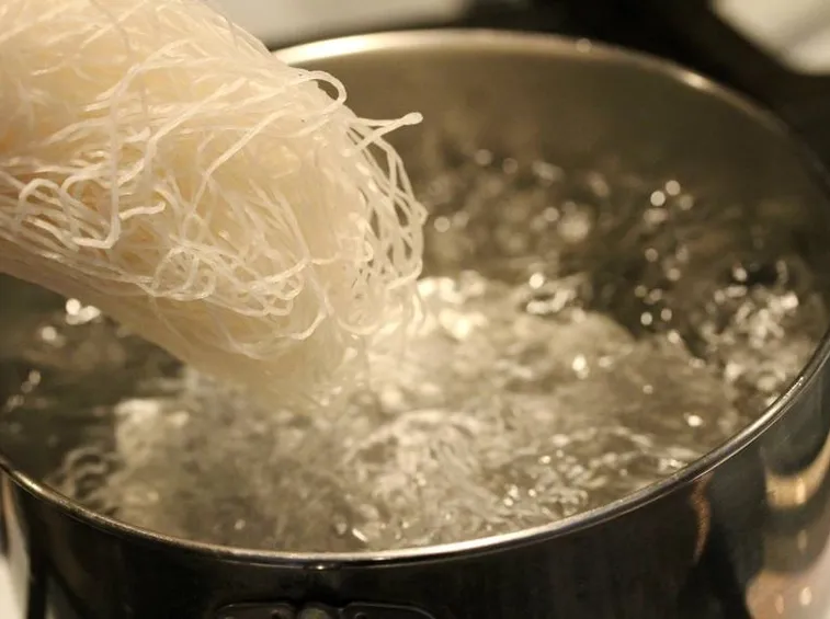 cuocere gli spaghetti di soia