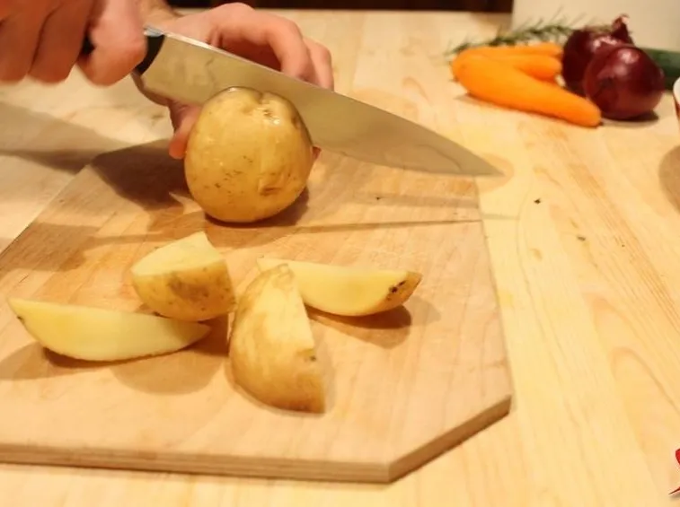 Tagliare patate a spicchi