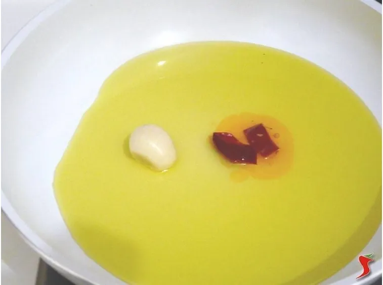 preparo il soffritto con aglio olio e peperoncino