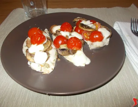 pollo con funghi mozzarella pomodori