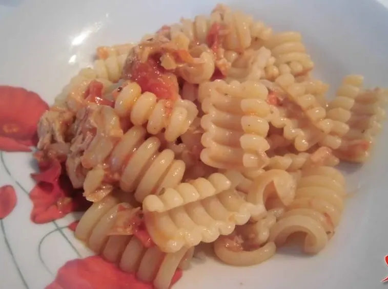 Pasta con pomodorini e tonno