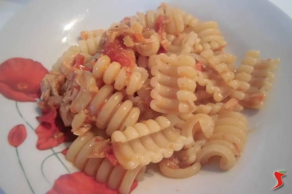 Pasta con pomodorini e tonno