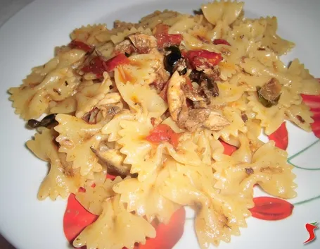 Farfalle al sugo di sgombro e olive nere