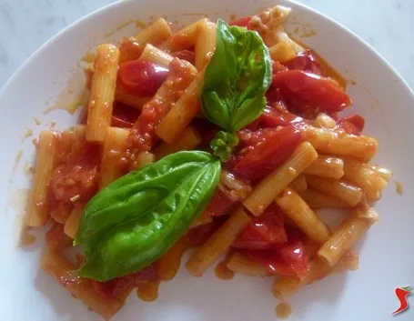 pasta con pomodoro e mozzarella