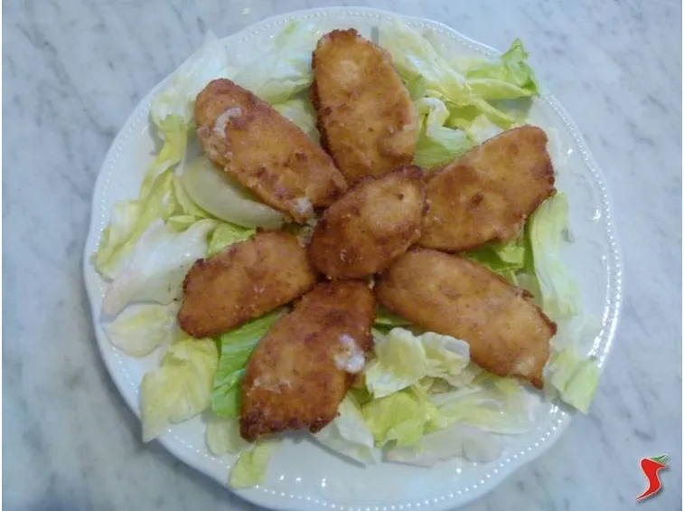 servire la mozzarella su di un piatto di insalata