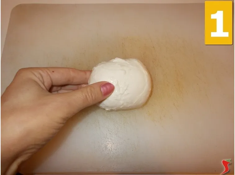 Lavorate la mozzarella