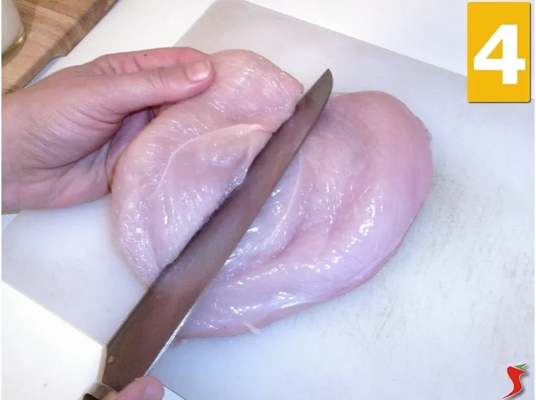 Lavorate i petti di pollo