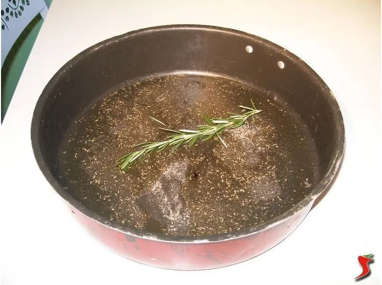 teglia con olio, rosmarino e aglio