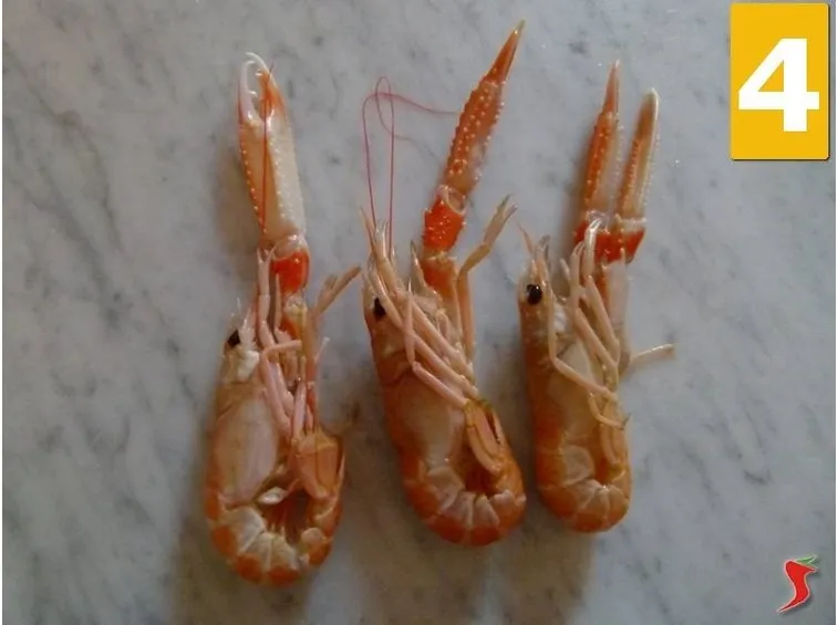 Aprire e pulire gli scampi