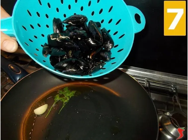 L'apertura delle cozze